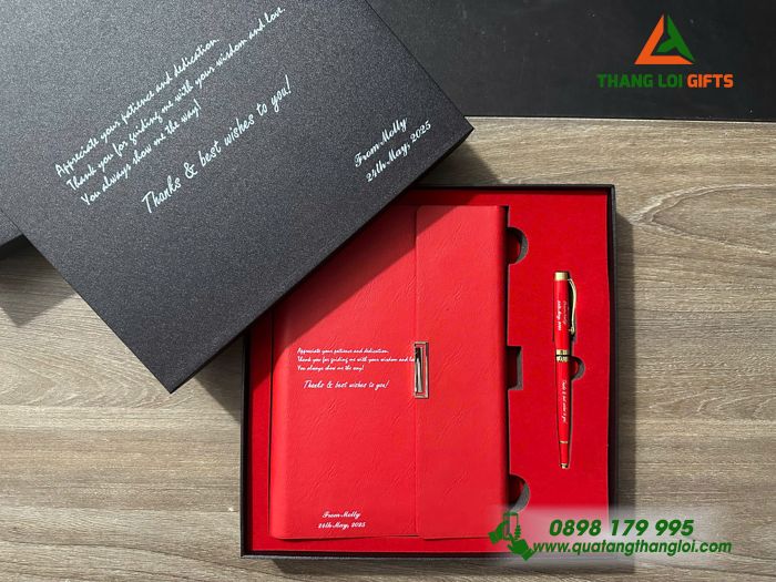 Set Quà Tặng (Sổ Tay Bìa Còng & Bút Ký) Màu Đỏ - In Khắc Nội Dung