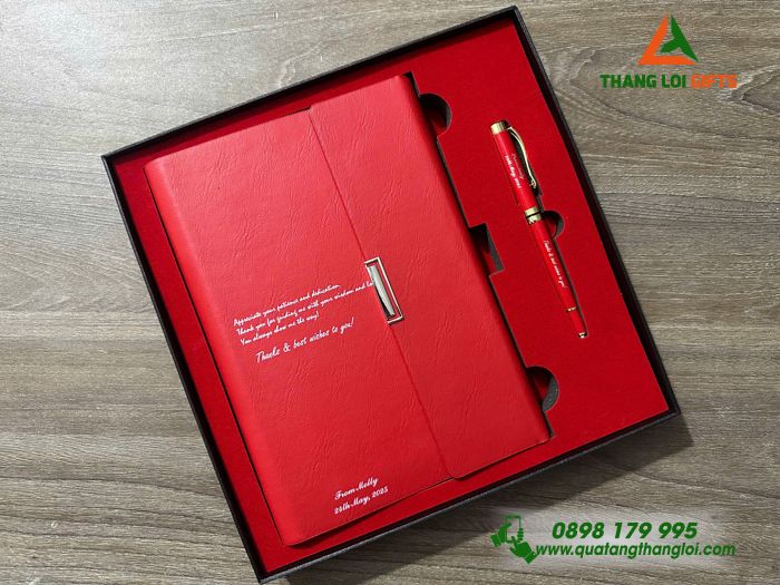 Set Quà Tặng (Sổ Tay Bìa Còng & Bút Ký) Màu Đỏ - In Khắc Nội Dung