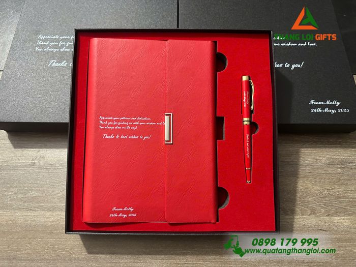 Set Quà Tặng (Sổ Tay Bìa Còng & Bút Ký) Màu Đỏ - In Khắc Nội Dung