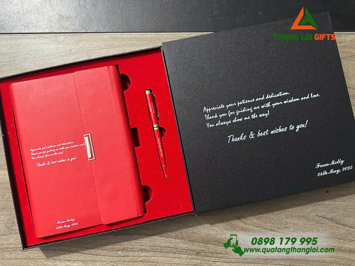 Set Quà Tặng (Sổ Tay Bìa Còng & Bút Ký) Màu Đỏ - In Khắc Nội Dung