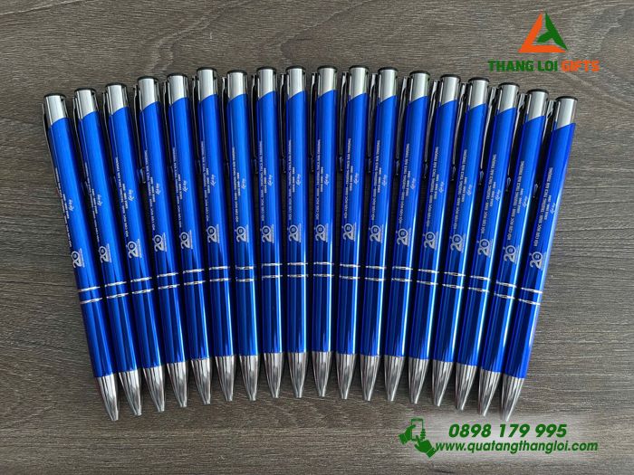 Bút Bi Kim Loại Bấm Màu Xanh - Khắc Logo Kỷ Niệm 20 Năm Trường THCS Hải Thượng