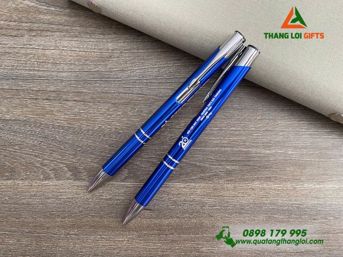 Bút Bi Kim Loại Bấm Màu Xanh - Khắc Logo Kỷ Niệm 20 Năm Trường THCS Hải Thượng