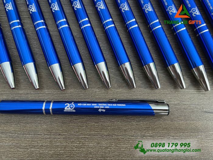 Bút Bi Kim Loại Bấm Màu Xanh - Khắc Logo Kỷ Niệm 20 Năm Trường THCS Hải Thượng