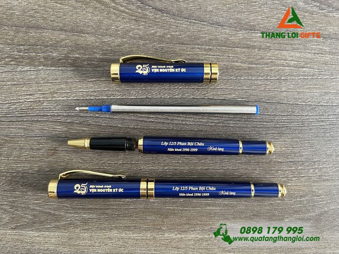 Bút Ký Kim Loại Màu Xanh Khoen Vàng - Khắc Logo 25 Năm Ngày Ra Trường Một Hành Trình Vẹn Nguyên Ký Ức