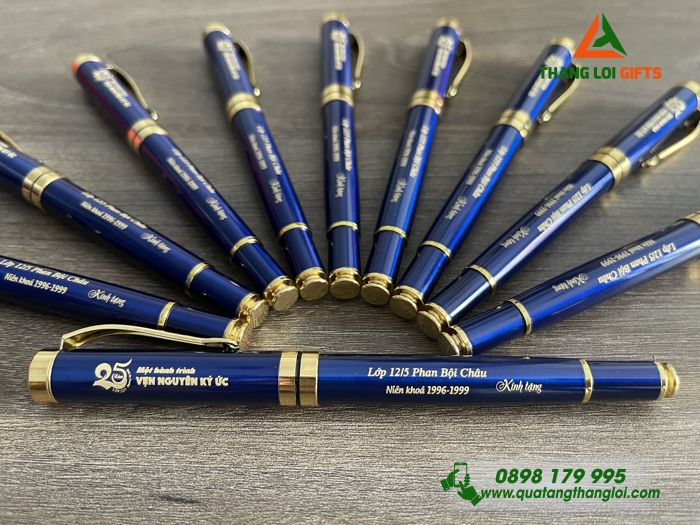 Bút Ký Kim Loại Màu Xanh Khoen Vàng - Khắc Logo 25 Năm Ngày Ra Trường Một Hành Trình Vẹn Nguyên Ký Ức