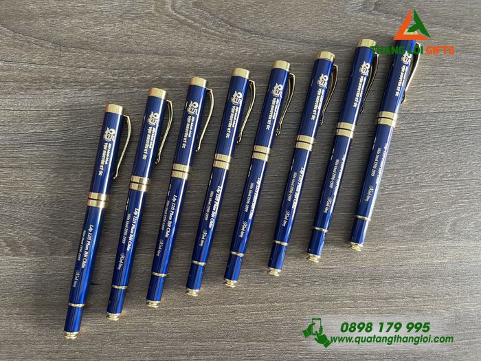 Bút Ký Kim Loại Màu Xanh Khoen Vàng - Khắc Logo 25 Năm Ngày Ra Trường Một Hành Trình Vẹn Nguyên Ký Ức