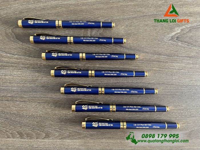 Bút Ký Kim Loại Màu Xanh Khoen Vàng - Khắc Logo 25 Năm Ngày Ra Trường Một Hành Trình Vẹn Nguyên Ký Ức