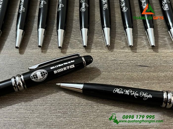 Bút Ký Kim Loại Xoay Màu Đen Khoen Bạc - Khắc Logo Trường Đại Học KHXH NV TP.HCM