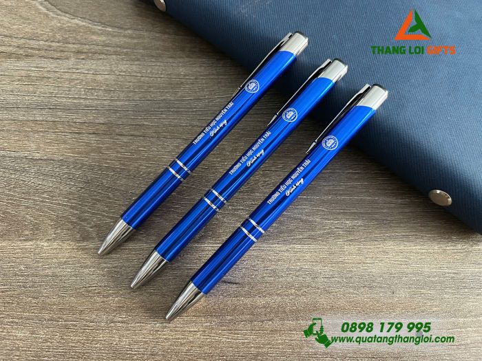 Bút Bi Kim Loại Bấm Màu Xanh - Khắc Logo Trường Tiểu Học Nguyễn Trãi