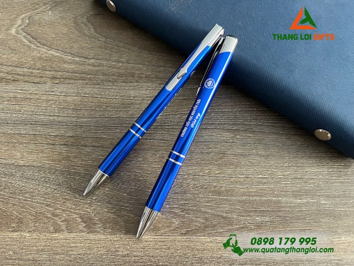 Bút Bi Kim Loại Bấm Màu Xanh - Khắc Logo Trường Tiểu Học Nguyễn Trãi