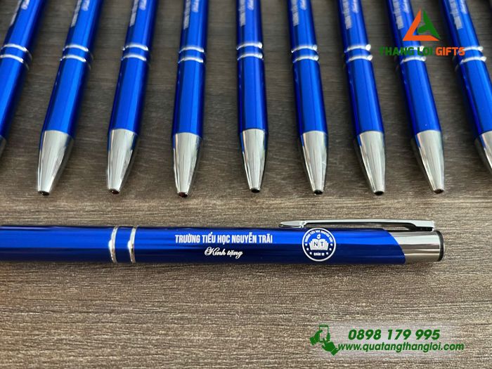 Bút Bi Kim Loại Bấm Màu Xanh - Khắc Logo Trường Tiểu Học Nguyễn Trãi
