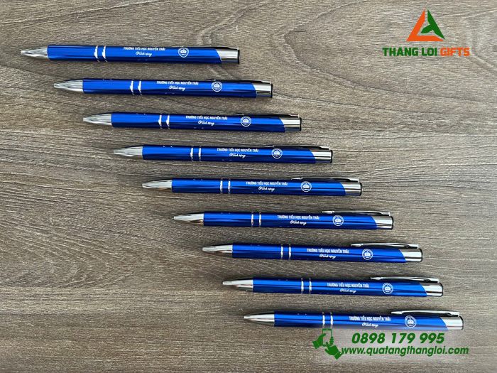 Bút Bi Kim Loại Bấm Màu Xanh - Khắc Logo Trường Tiểu Học Nguyễn Trãi