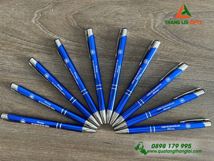 Bút Bi Kim Loại Bấm Màu Xanh - Khắc Logo Trường Tiểu Học Nguyễn Trãi