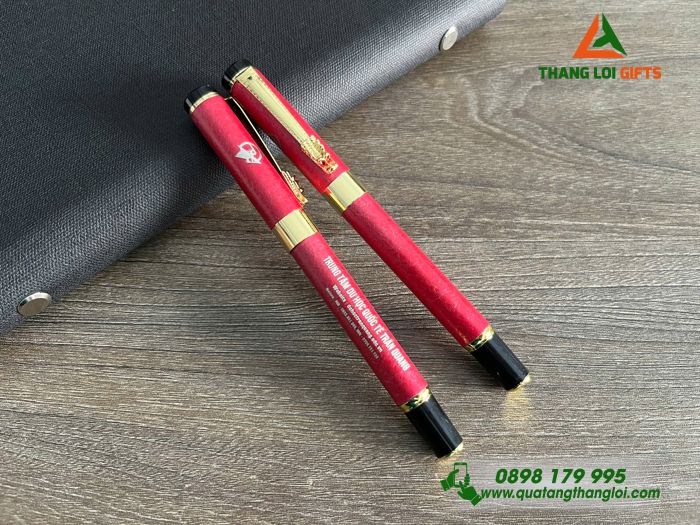 Bút Ký Kim Loại Sơn Nhám Màu Đỏ Khoen Cài Hình Đầu Rồng - Khắc Logo TTDHQT Trần Quang