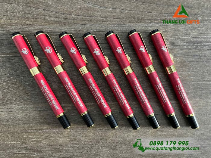 Bút Ký Kim Loại Sơn Nhám Màu Đỏ Khoen Cài Hình Đầu Rồng - Khắc Logo TTDHQT Trần Quang