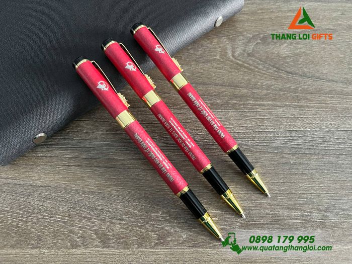 Bút Ký Kim Loại Sơn Nhám Màu Đỏ Khoen Cài Hình Đầu Rồng - Khắc Logo TTDHQT Trần Quang