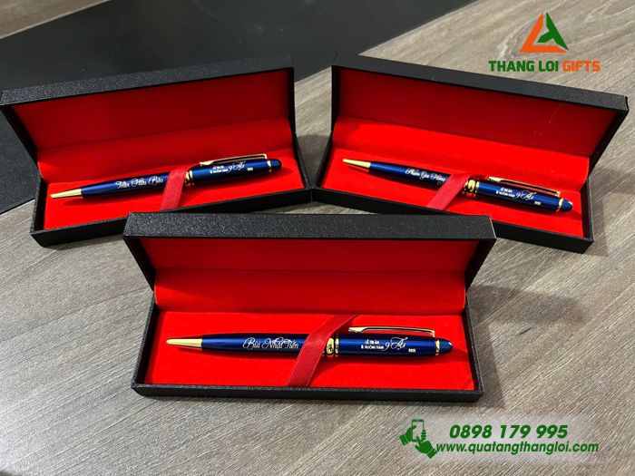 Bút Ký Kim Loại Xoay Màu Xanh Khoen Vàng - Khắc Tên Làm Quà Lễ Tri Ân & Trưởng Thành