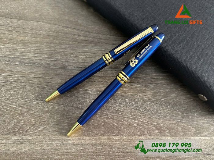 Bút Ký Kim Loại Xoay Màu Xanh Khoen Vàng - Khắc Logo Kỷ Niệm 65 Năm Trường Đại Học Y Hà Nội