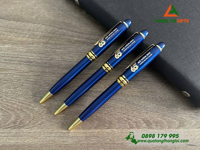 Bút Ký Kim Loại Xoay Màu Xanh Khoen Vàng - Khắc Logo Kỷ Niệm 65 Năm Trường Đại Học Y Hà Nội