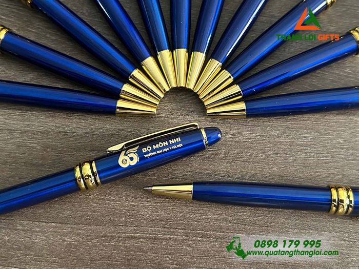 Bút Ký Kim Loại Xoay Màu Xanh Khoen Vàng - Khắc Logo Kỷ Niệm 65 Năm Trường Đại Học Y Hà Nội
