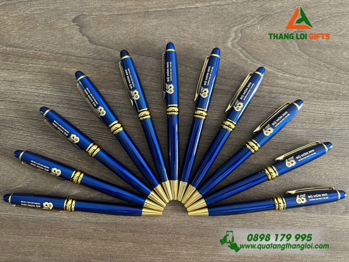 Bút Ký Kim Loại Xoay Màu Xanh Khoen Vàng - Khắc Logo Kỷ Niệm 65 Năm Trường Đại Học Y Hà Nội
