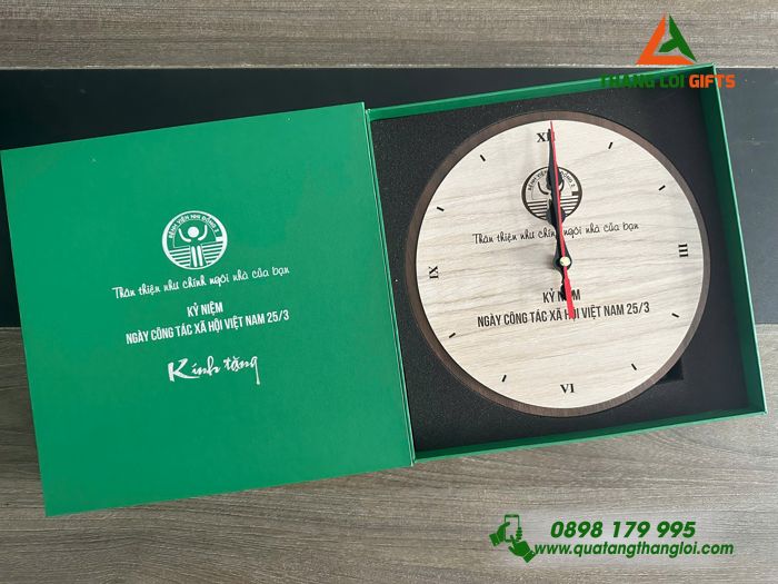 Đồng Hồ Gỗ Để Bàn - In Khắc Logo Bệnh Viện Nhi Đồng 2