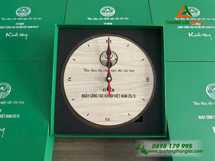 Đồng Hồ Gỗ Để Bàn - In Khắc Logo Bệnh Viện Nhi Đồng 2