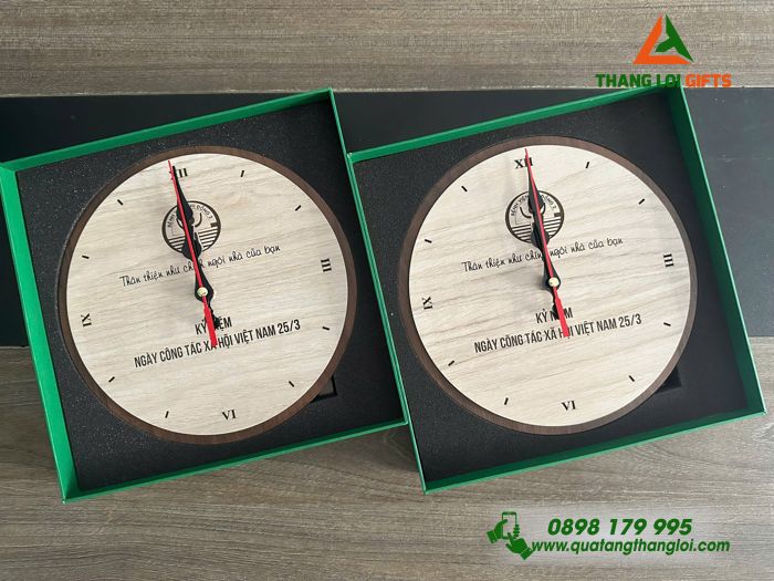 Đồng Hồ Gỗ Để Bàn - In Khắc Logo Bệnh Viện Nhi Đồng 2