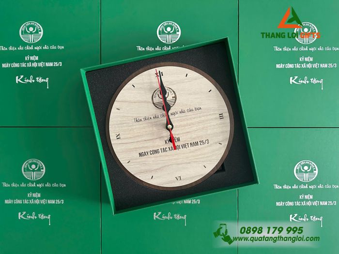 Đồng Hồ Gỗ Để Bàn - In Khắc Logo Bệnh Viện Nhi Đồng 2