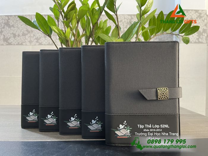 Sổ Tay Bìa Còng Màu Đen - In Tên Trường Đại Học Nha Trang