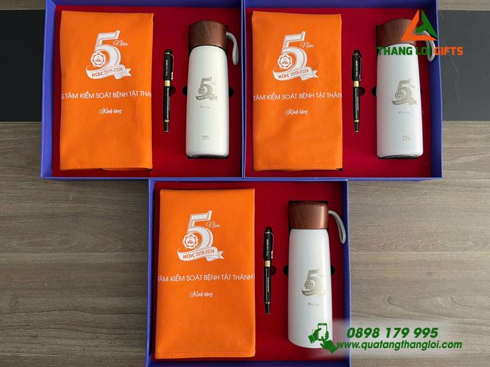 Com Quà Tặng (Bình+ Bút+ Túi Vải) - In Khắc Logo Kỷ Niệm 5 Năm Trung Tâm Kiểm Soát Bệnh Tật Thành Phố