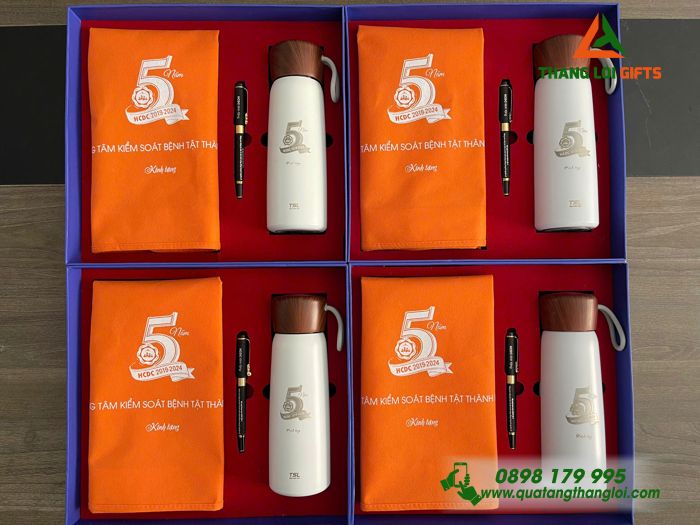 Com Quà Tặng (Bình+ Bút+ Túi Vải) - In Khắc Logo Kỷ Niệm 5 Năm Trung Tâm Kiểm Soát Bệnh Tật Thành Phố