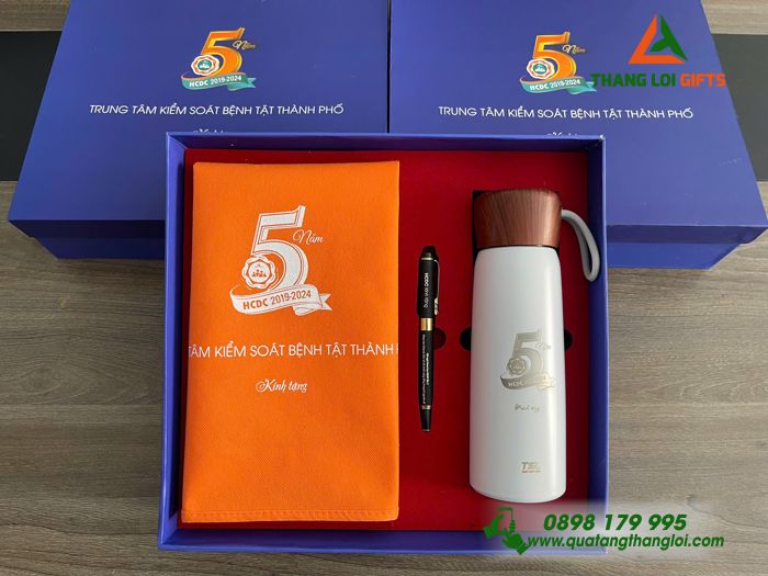 Com Quà Tặng (Bình+ Bút+ Túi Vải) - In Khắc Logo Kỷ Niệm 5 Năm Trung Tâm Kiểm Soát Bệnh Tật Thành Phố