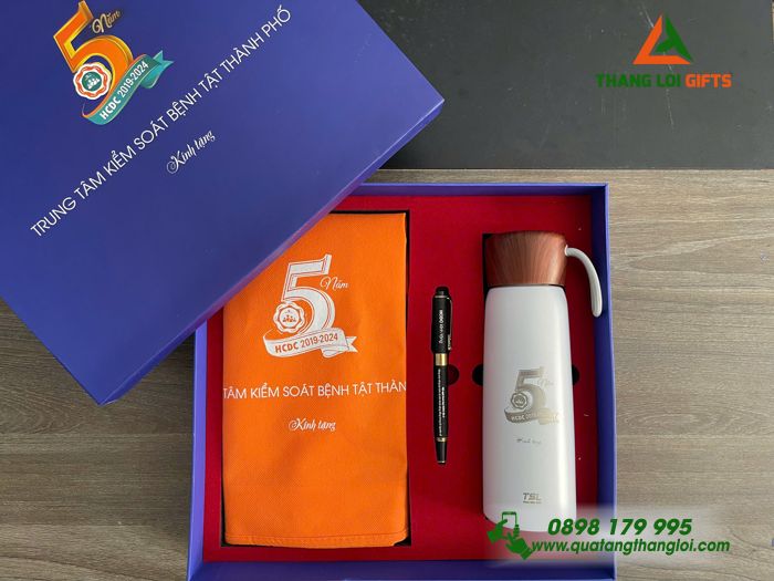 Com Quà Tặng (Bình+ Bút+ Túi Vải) - In Khắc Logo Kỷ Niệm 5 Năm Trung Tâm Kiểm Soát Bệnh Tật Thành Phố