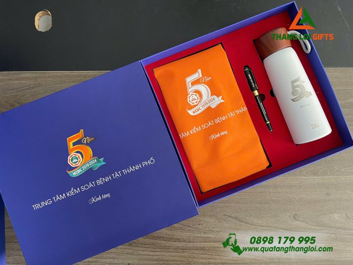 Com Quà Tặng (Bình+ Bút+ Túi Vải) - In Khắc Logo Kỷ Niệm 5 Năm Trung Tâm Kiểm Soát Bệnh Tật Thành Phố