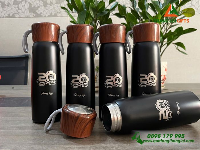  Bình Giữ Nhiệt Nắp Vân Gỗ 500ml - Khắc Logo Kỷ Niệm 20 Năm Trường THPT Nguyễn Huệ