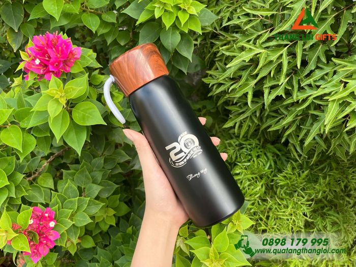  Bình Giữ Nhiệt Nắp Vân Gỗ 500ml - Khắc Logo Kỷ Niệm 20 Năm Trường THPT Nguyễn Huệ