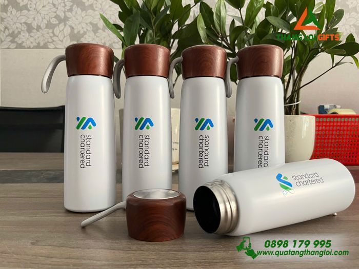 Bình Giữ Nhiệt Nắp Vân Gỗ 500ml - In Logo Doanh Nghiệp Standard Chartered
