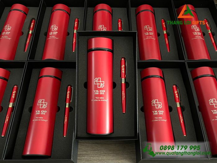 Set Quà Tặng (Bình Giữ Nhiệt & Bút Ký) Màu Đỏ - In Khắc Logo Kỷ Niệm 10 Năm Ra Trường