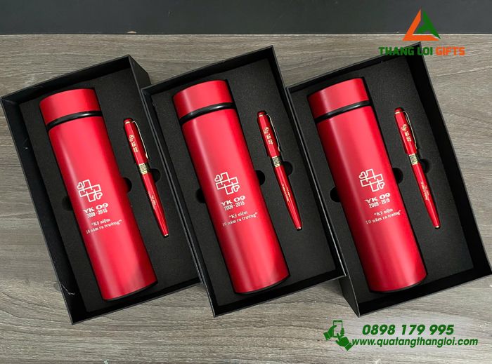 Set Quà Tặng (Bình Giữ Nhiệt & Bút Ký) Màu Đỏ - In Khắc Logo Kỷ Niệm 10 Năm Ra Trường