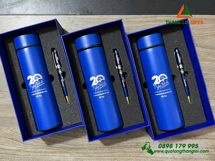 Set Quà Tặng (Bình Giữ Nhiệt & Bút Ký) Màu Xanh - In Khắc Logo Kỷ Niệm 20 Năm Trường THCS Hieu Giang