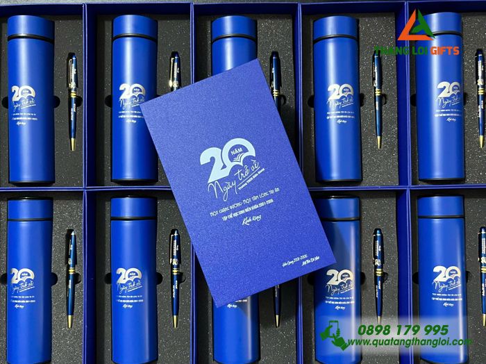 Set Quà Tặng (Bình Giữ Nhiệt & Bút Ký) Màu Xanh - In Khắc Logo Kỷ Niệm 20 Năm Trường THCS Hieu Giang