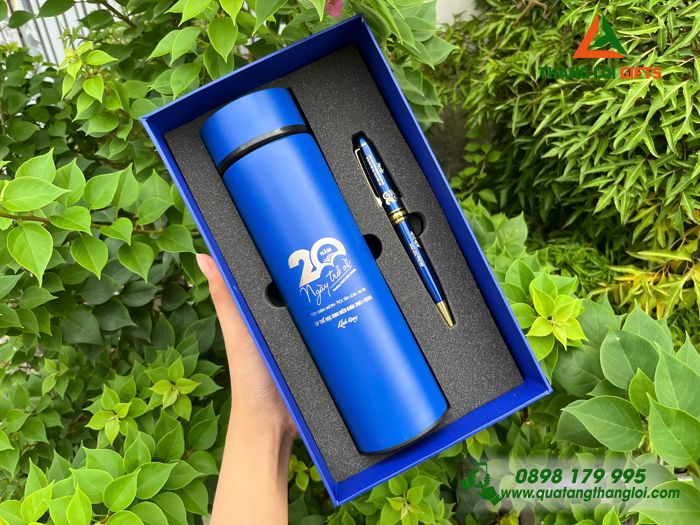 Set Quà Tặng (Bình Giữ Nhiệt & Bút Ký) Màu Xanh - In Khắc Logo Kỷ Niệm 20 Năm Trường THCS Hieu Giang