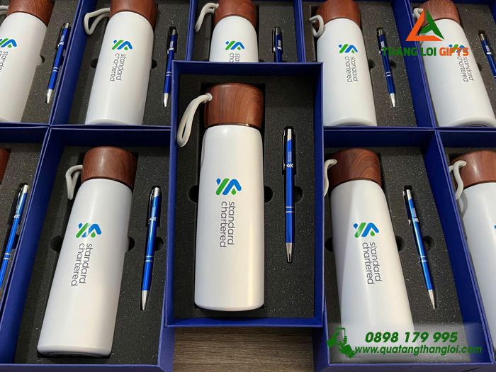 Bộ Quà Tặng (Bình Giữ Nhiệt & Bút Bi) - In Khắc Logo Doanh Nghiệp Standard Chartered