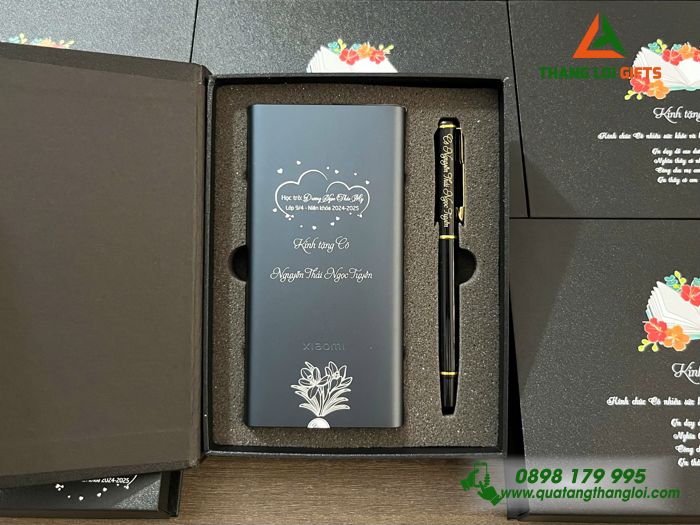 Bộ Quà Tặng (Pin Sạc Dự Phòng Xiaomi & Bút Ký) - In Khắc Tên Làm Quà Tặng Thầy Cô