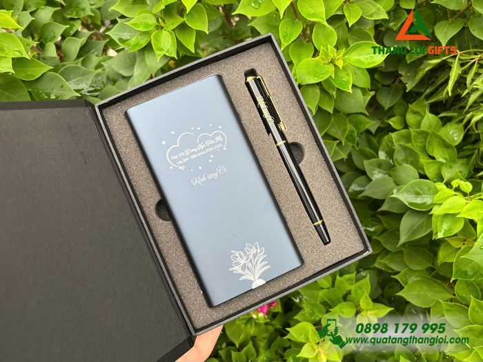 Bộ Quà Tặng (Pin Sạc Dự Phòng Xiaomi & Bút Ký) - In Khắc Tên Làm Quà Tặng Thầy Cô
