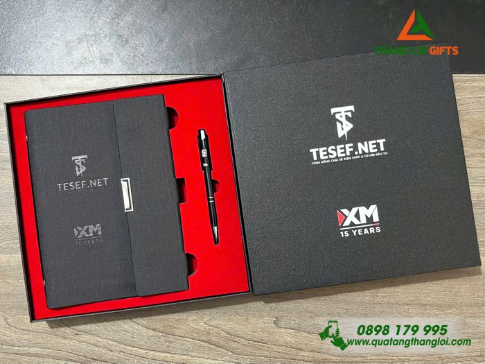 Combo Quà Tặng (Sổ Tay Bìa Còng & Bút Bi) Màu Đen - In Khắc Logo Doanh Nghiệp TESEF.NET