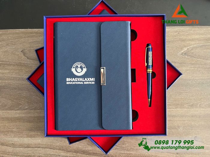 Set Quà Tặng (Sổ Tay Bìa Còng & Bút Ký) Màu Xanh - In Khắc Logo BHAGYALAXMI