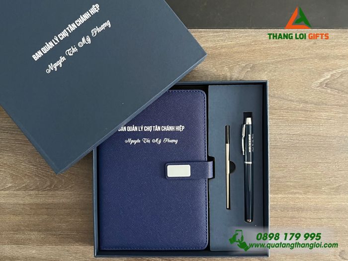 Combo Quà Tặng Sang Trọng (Sổ Tay Dán Gáy & Bút Ký) - In Khắc Tên Ban Quản Lý Chợ Tân Chánh Hiệp