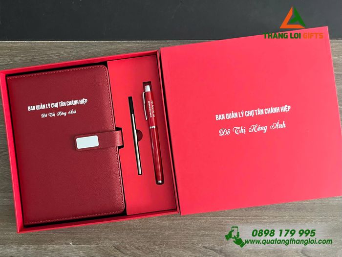 Combo Quà Tặng Sang Trọng (Sổ Tay Dán Gáy & Bút Ký) - In Khắc Tên Ban Quản Lý Chợ Tân Chánh Hiệp